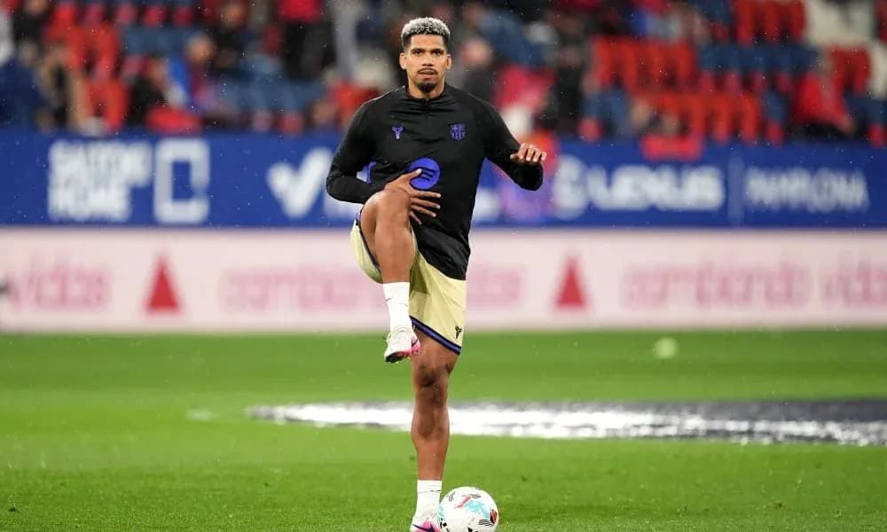 Jugador calentando en el campo antes del partido