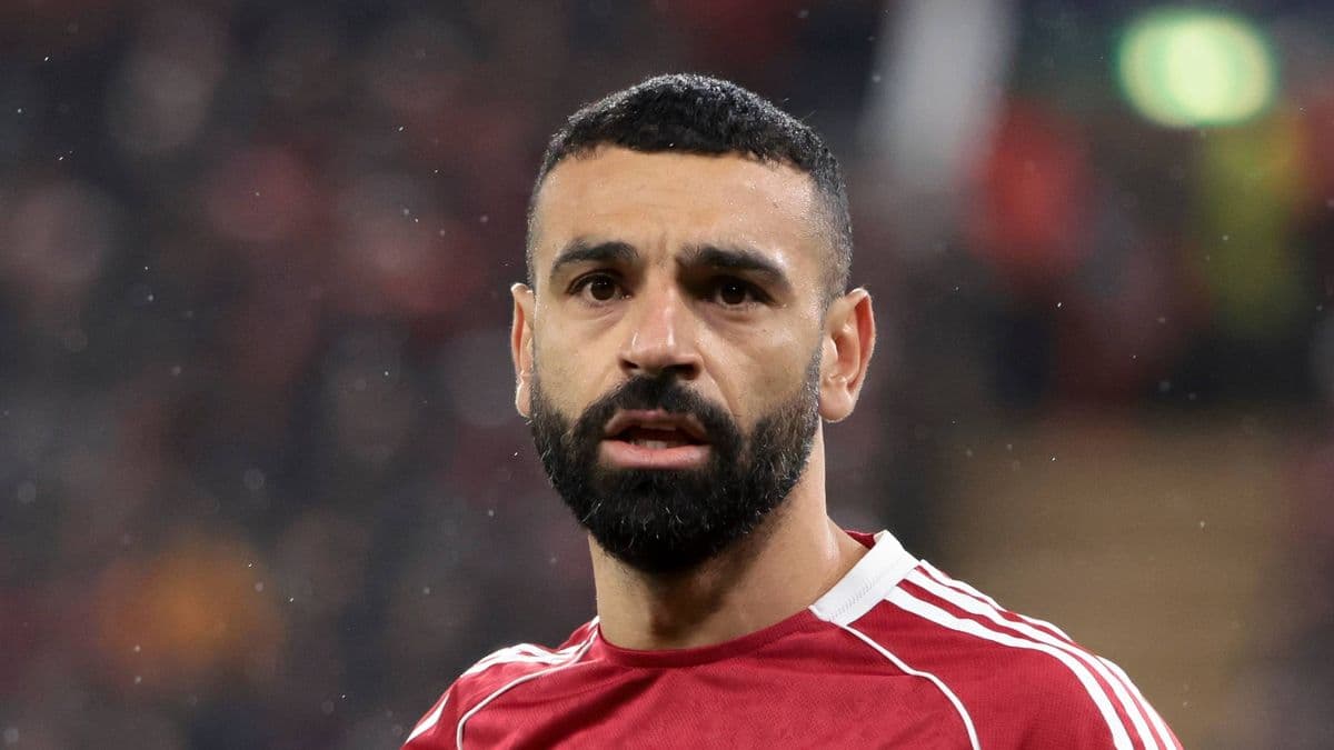 Jugador con camiseta roja en el campo de fútbol
