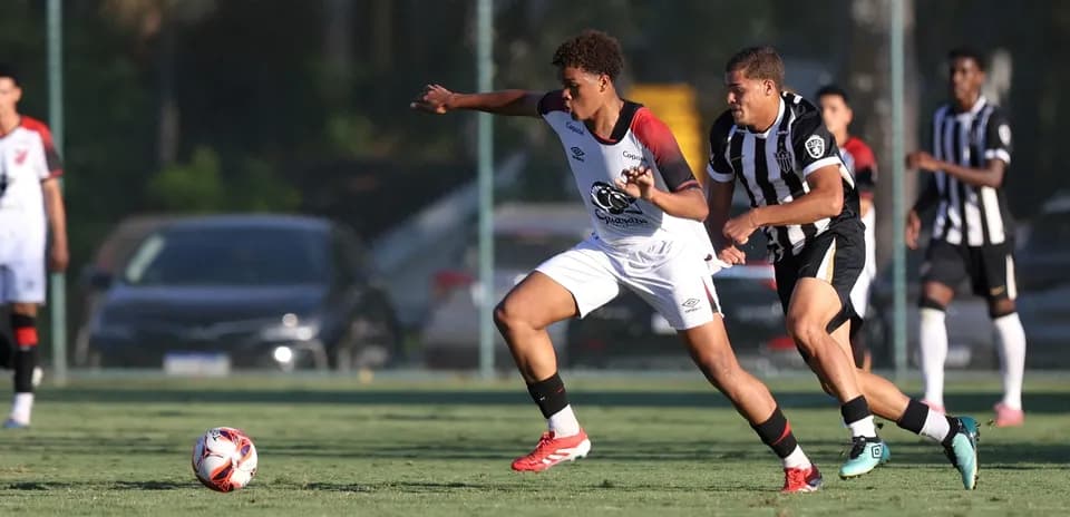 Jugadores de Atletico Paranaense y Atletico-MG en acción