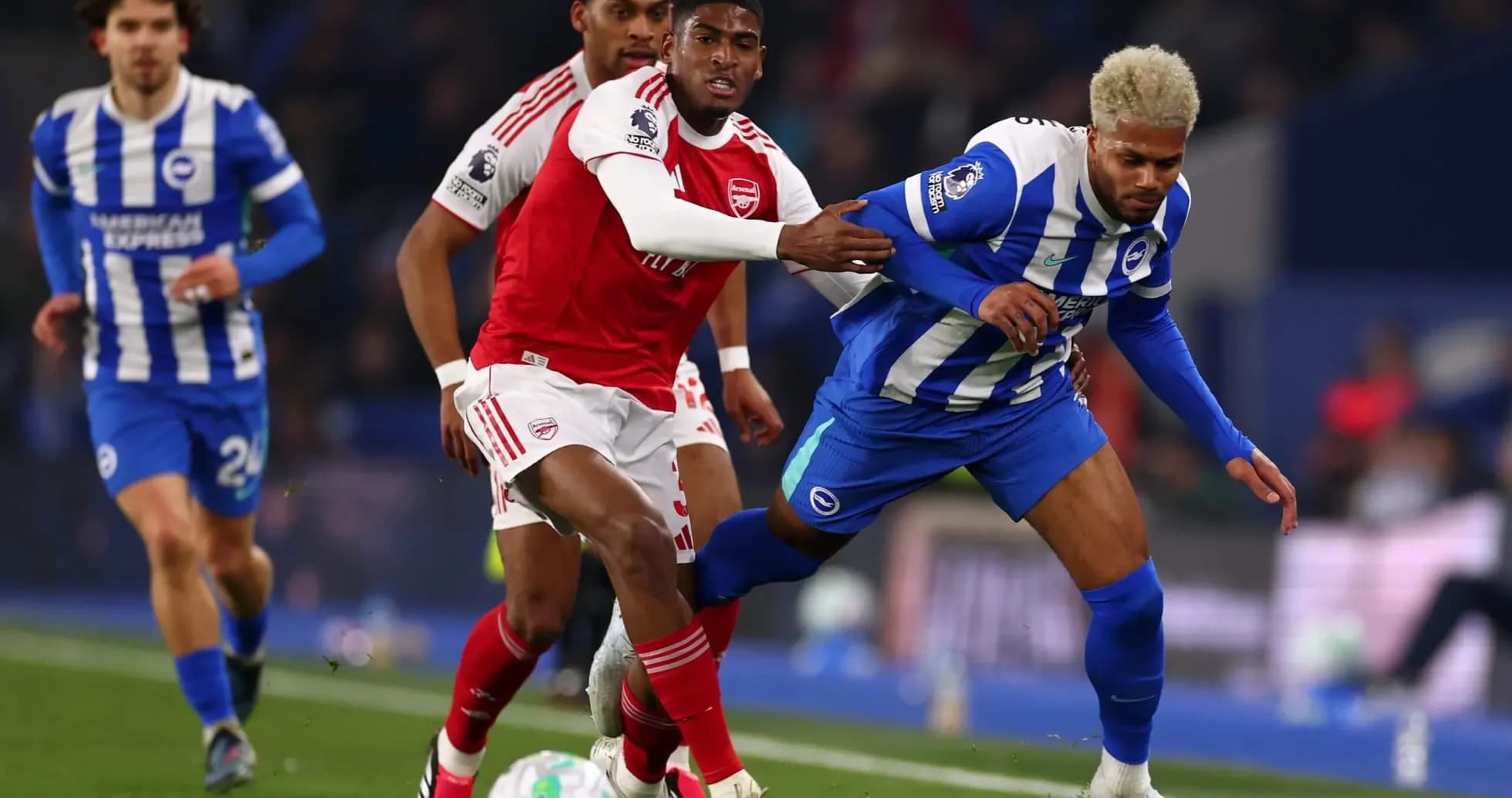 Jugador de Brighton luchando por el balón
