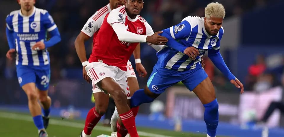 Jugador de Brighton luchando por el balón