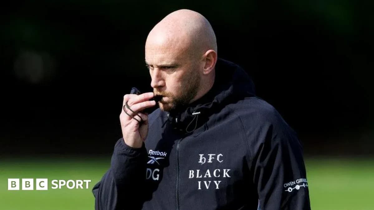 Entrenador usando un silbato en el campo