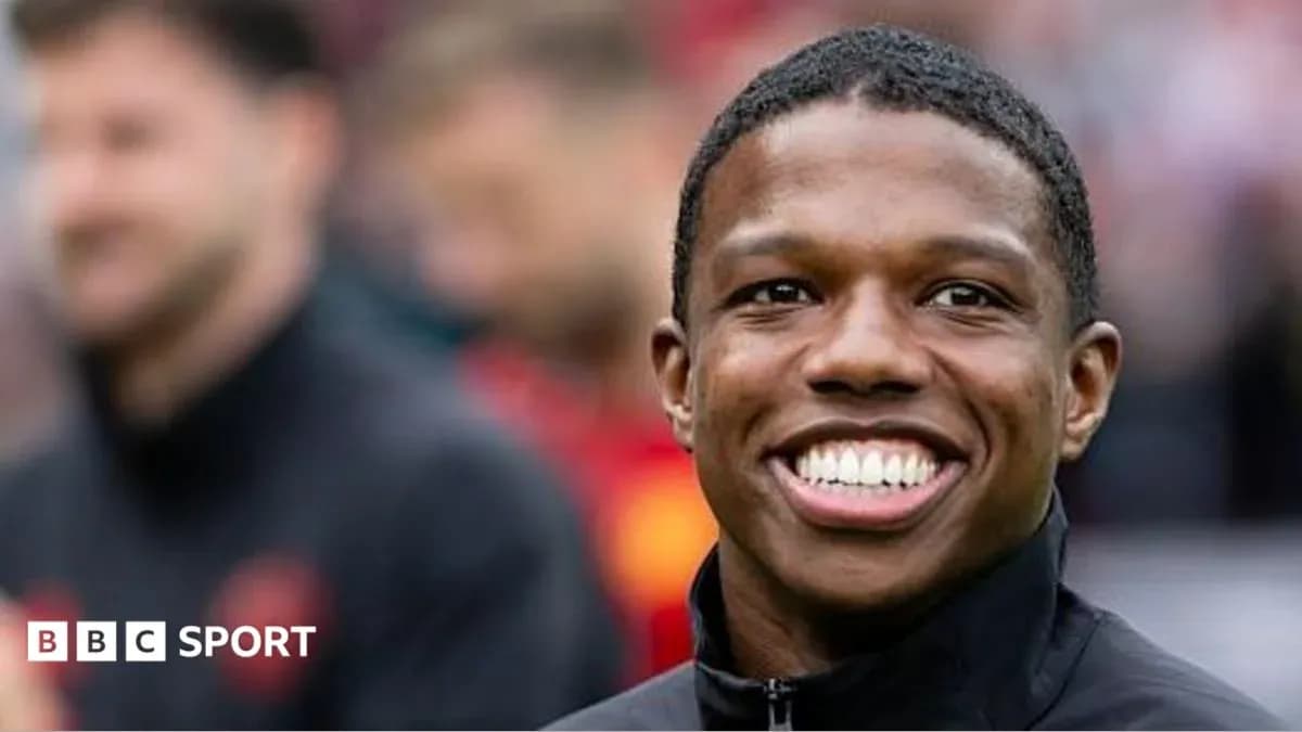 Jugador sonriendo en el campo antes del partido