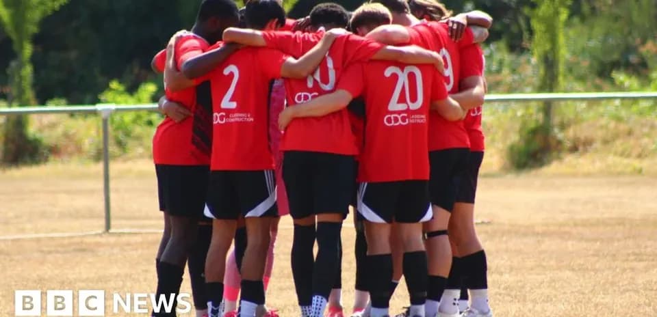 Equipo de fútbol en círculo durante una reunión