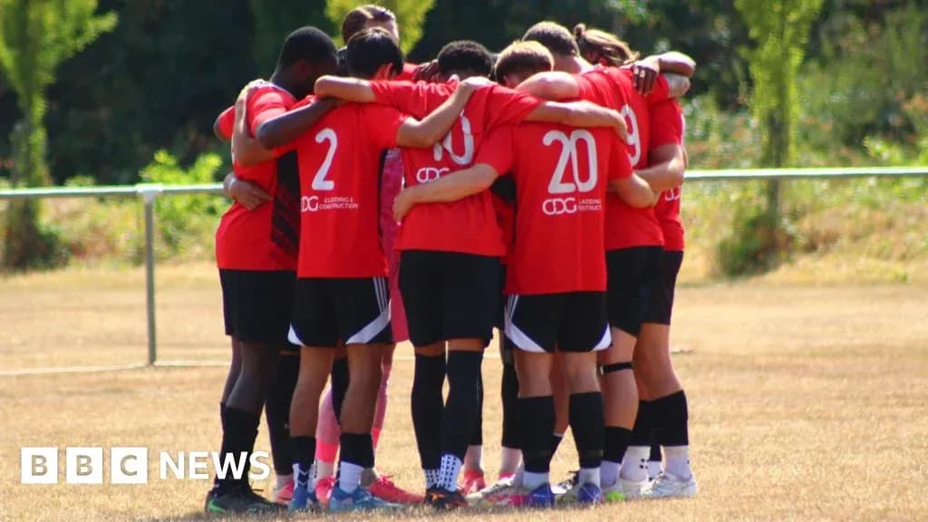 Equipo de fútbol en círculo durante una reunión