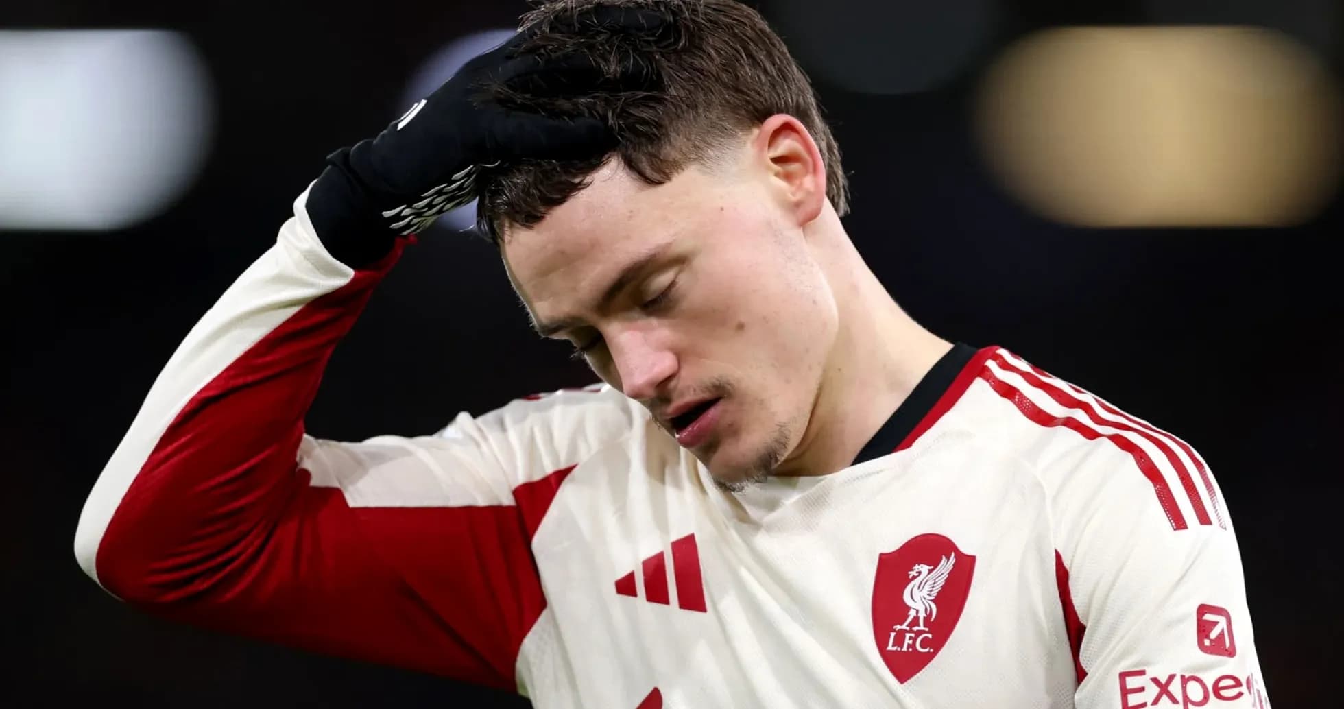 Jugador de Liverpool con la mano en la cabeza