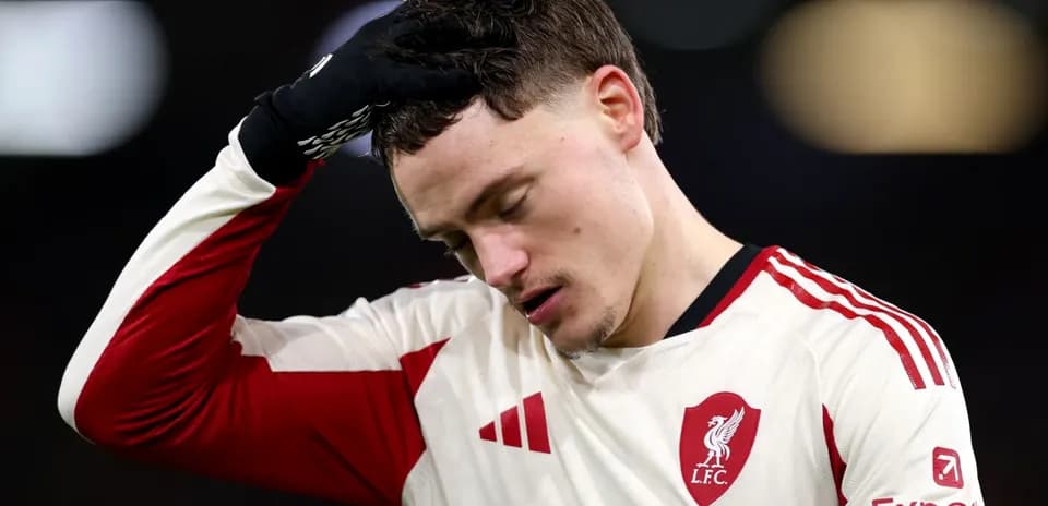 Jugador de Liverpool con la mano en la cabeza