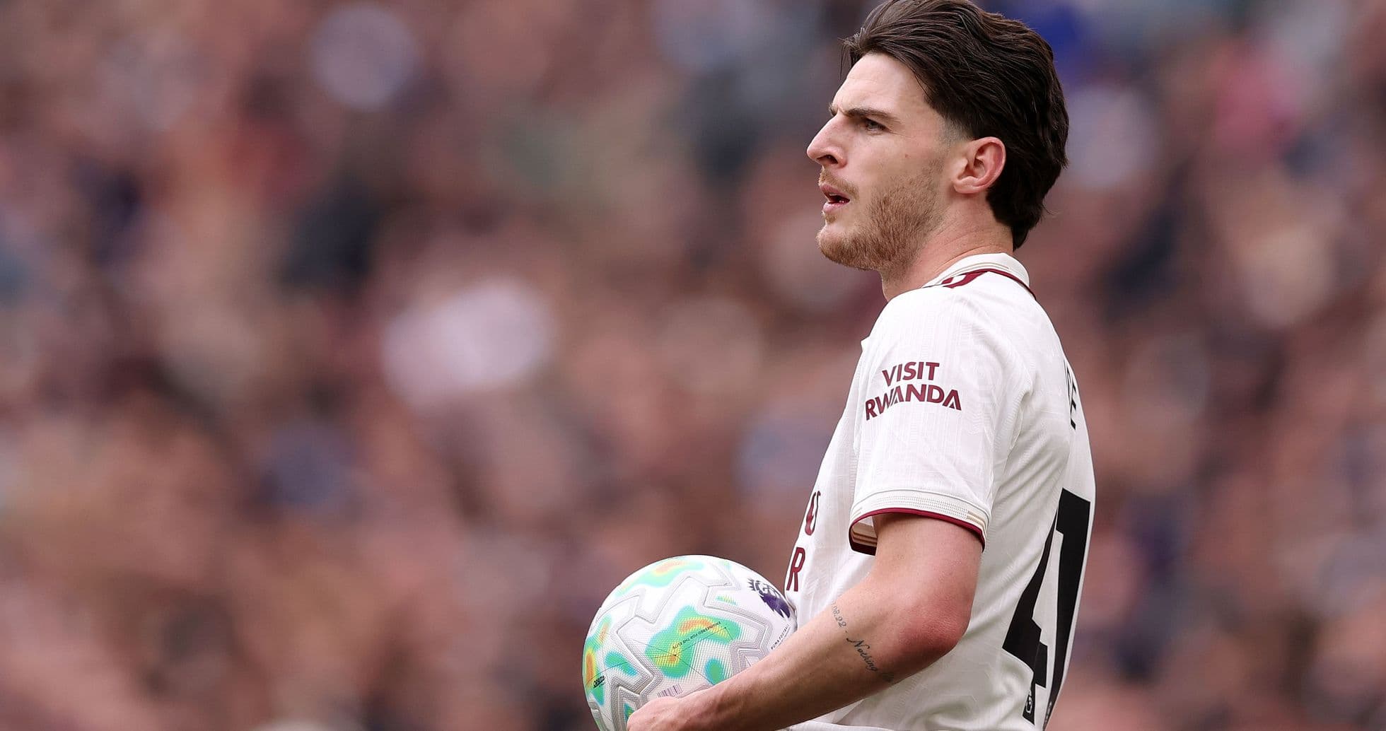 Jugador sosteniendo el balón durante el partido