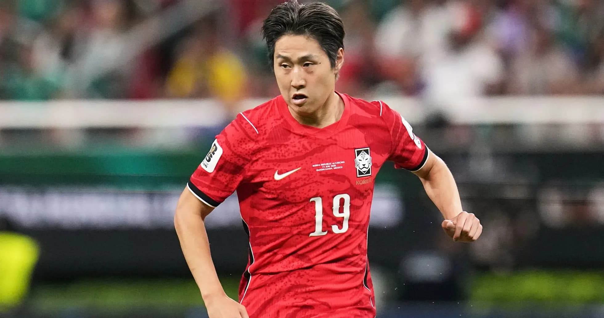 Jugador de Corea del Sur corriendo durante el partido