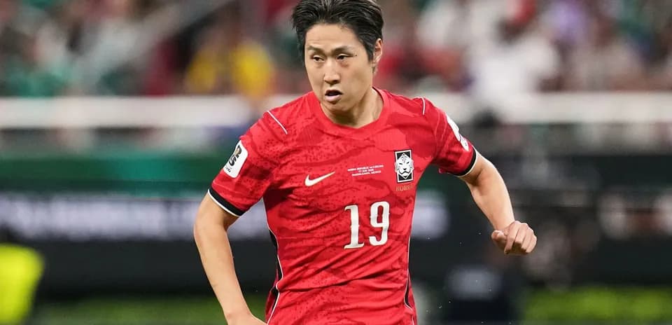 Jugador de Corea del Sur corriendo durante el partido