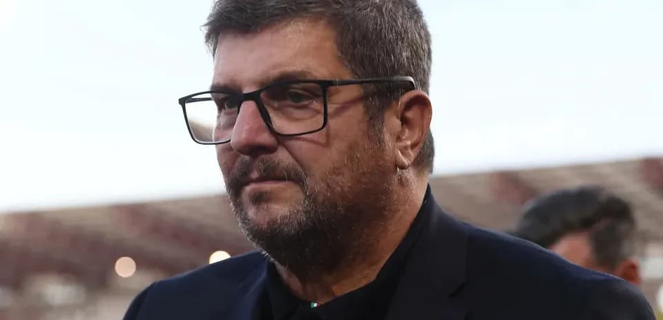 Hombre con gafas en estadio de fútbol