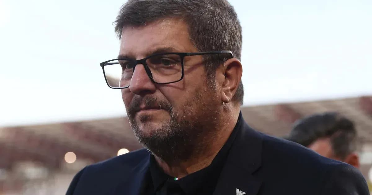 Hombre con gafas en estadio de fútbol
