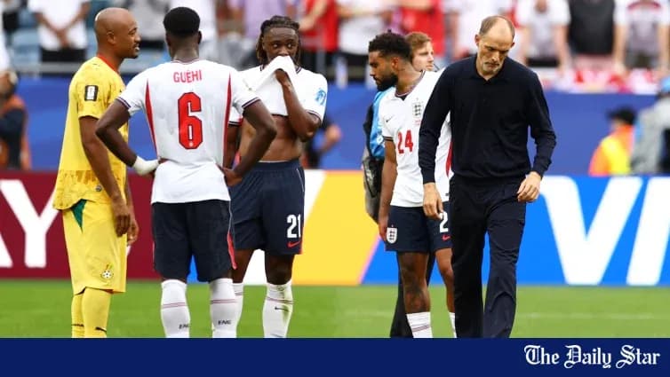 Jugadores de Inglaterra conversando tras el partido