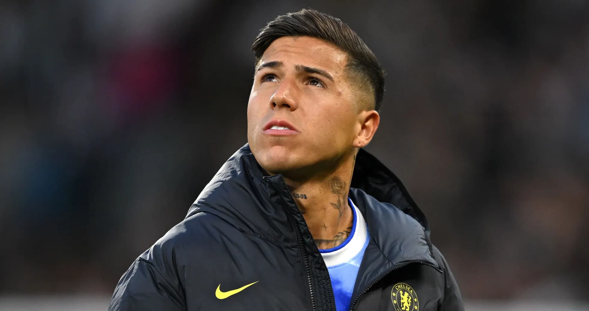 Jugador mirando hacia arriba en el banquillo