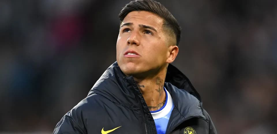 Jugador mirando hacia arriba en el banquillo