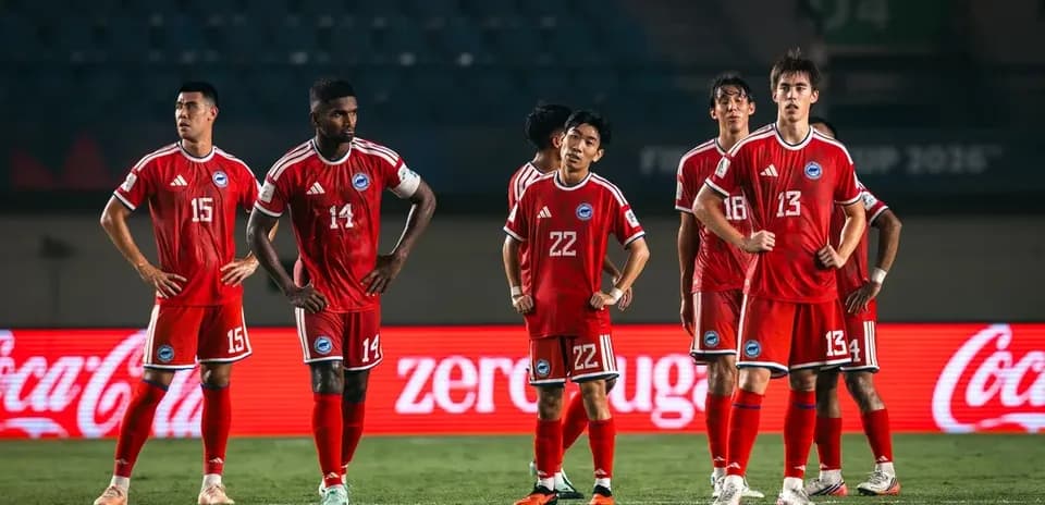 Jugadores en uniforme rojo durante un partido de fútbol