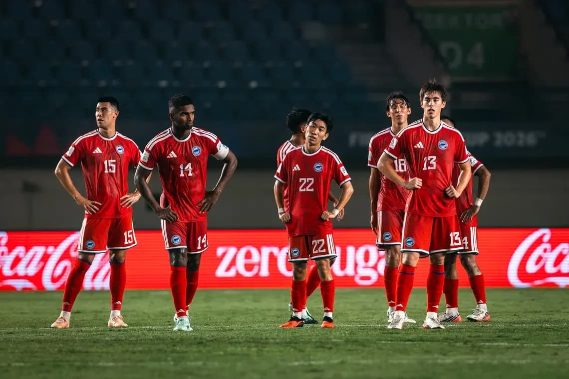 Jugadores en uniforme rojo durante un partido de fútbol