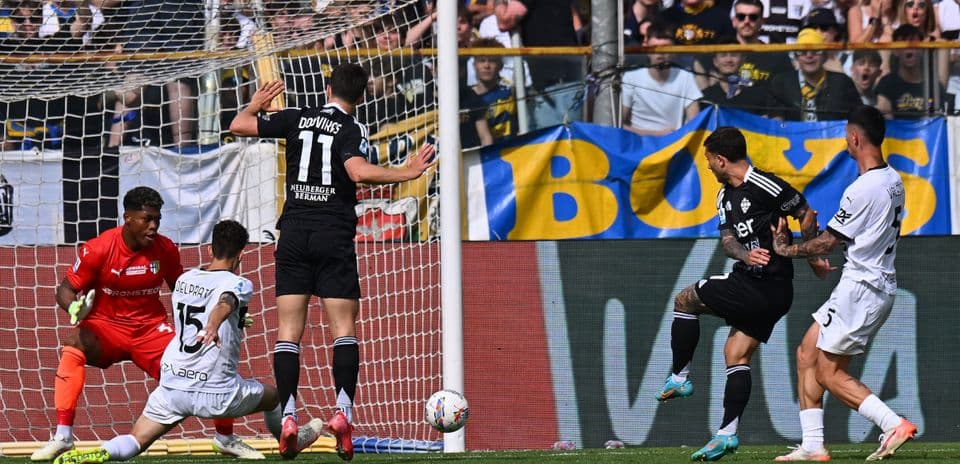 Gol de Como durante el partido contra Parma