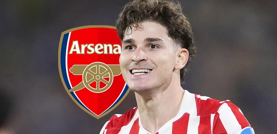 Jugador sonriente con camiseta rayada y logo del Arsenal