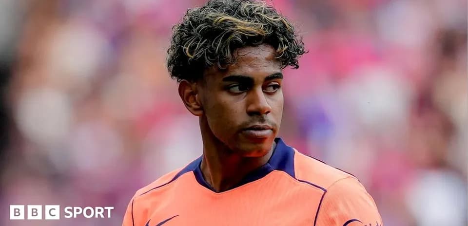 Jugador de Barcelona en uniforme durante partido