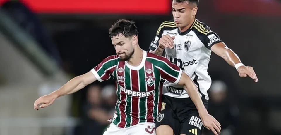 Jugador de Fluminense desafiando a rival de Atlético-MG