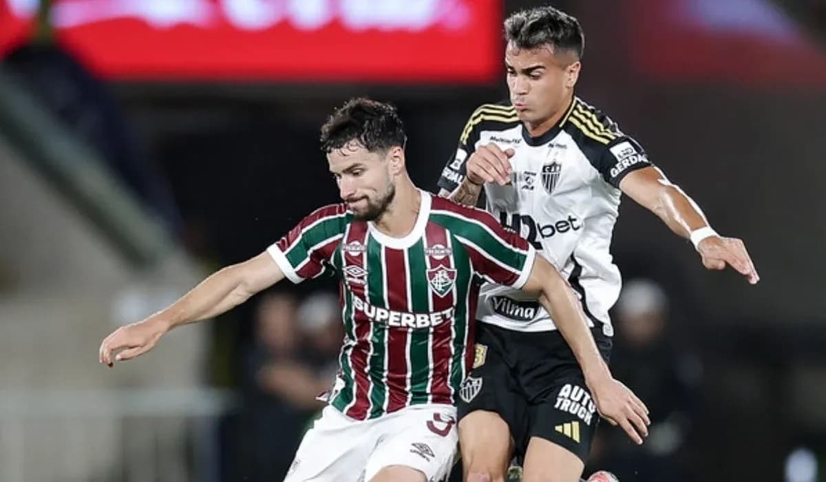 Jugador de Fluminense desafiando a rival de Atlético-MG