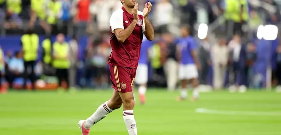 Jugador aplaudiendo en el campo tras partido