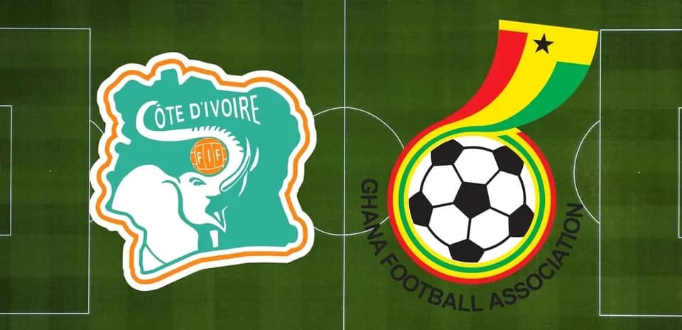 Logos de Côte d'Ivoire y Ghana sobre campo de fútbol