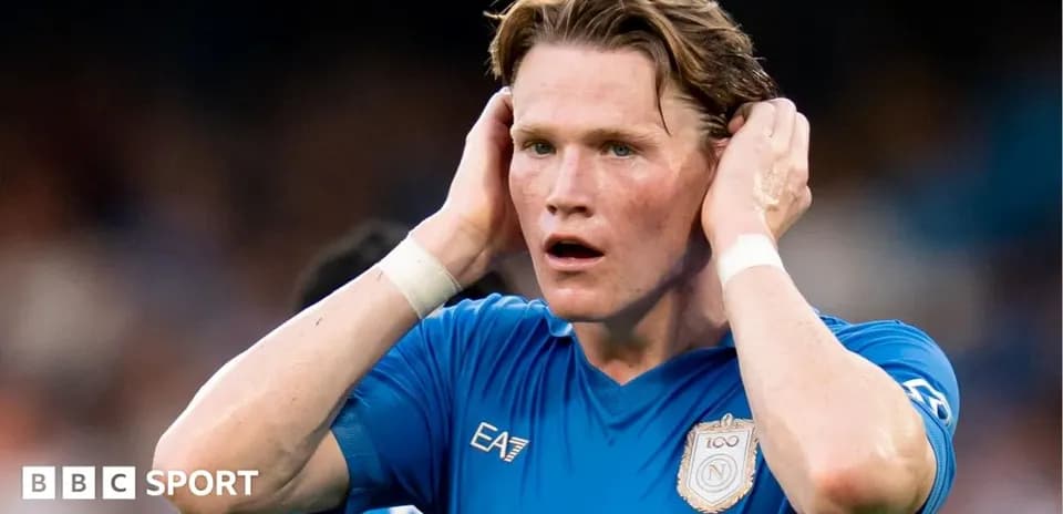 Jugador con camiseta azul sosteniendo su cabeza
