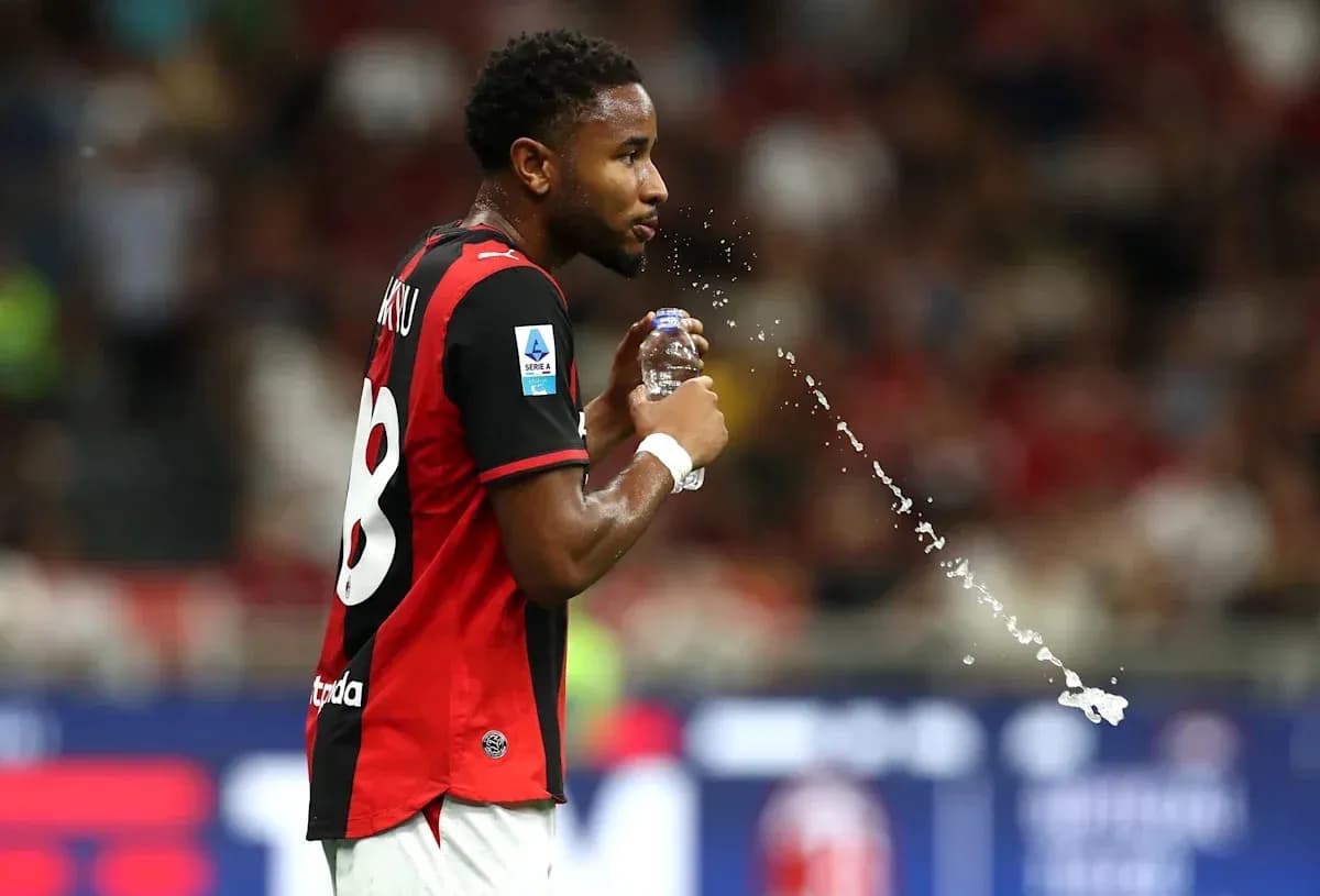 Jugador de fútbol bebiendo agua durante el partido
