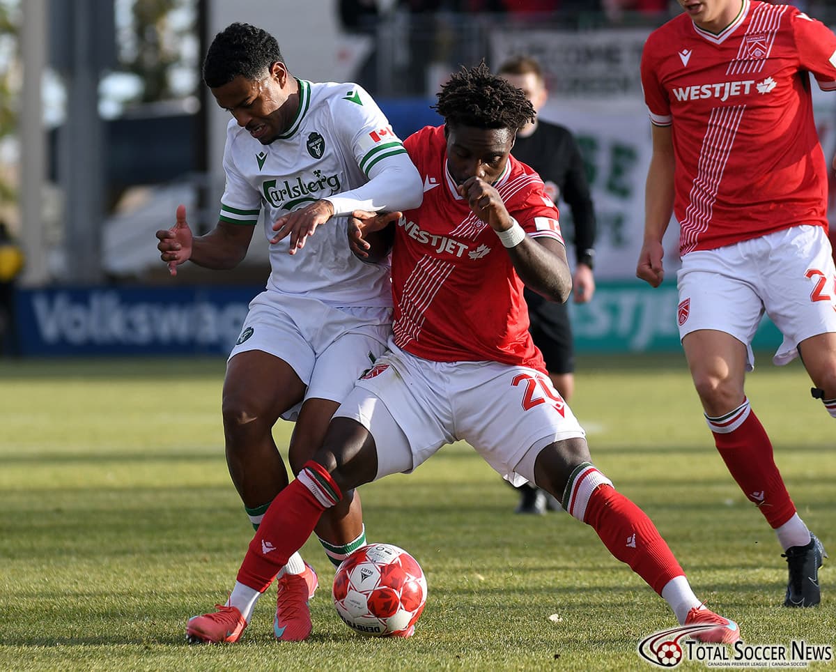 Jugador de York United luchando por el balón