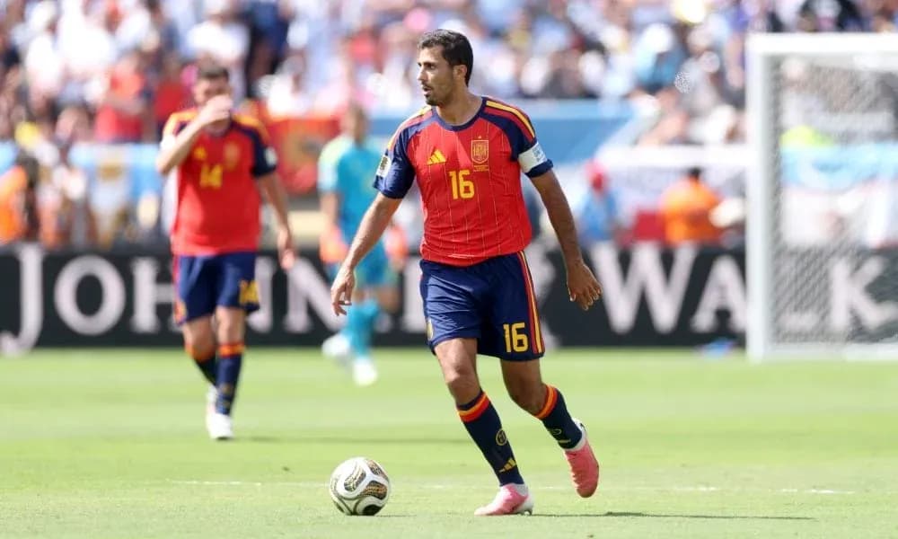 Jugador español corriendo con el balón durante partido