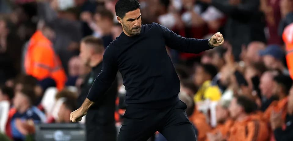 Entrenador celebrando un gol en el estadio