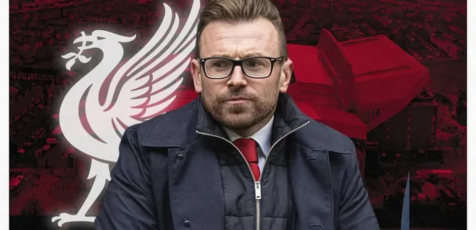 Persona en primer plano frente al logotipo de Liverpool