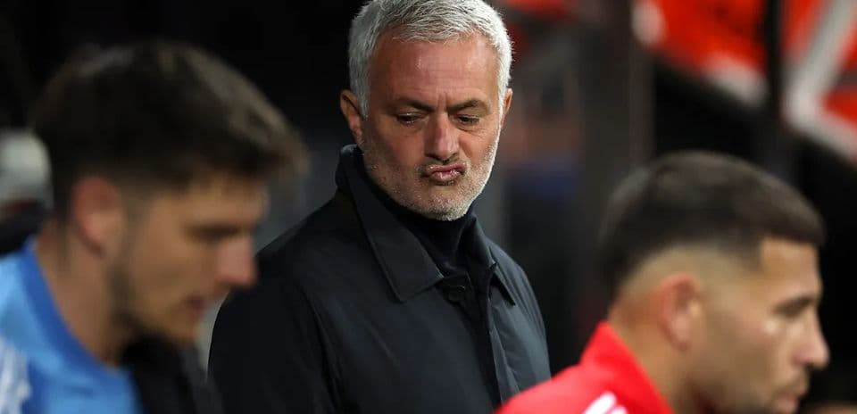 Entrenador observando el partido en la banda