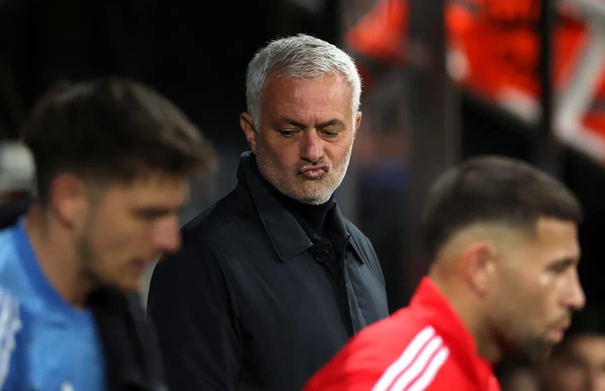 Entrenador observando el partido en la banda