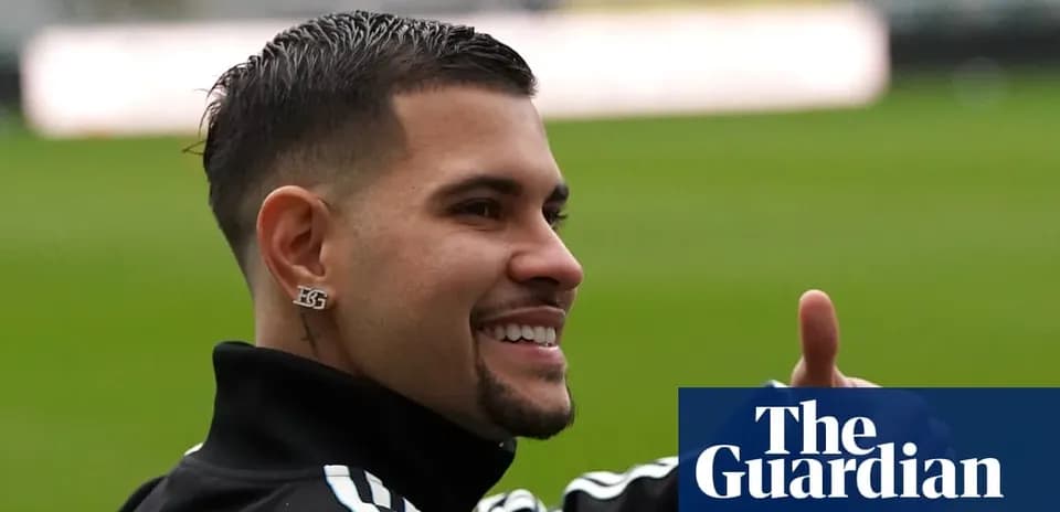 Jugador sonriendo y levantando el pulgar en campo