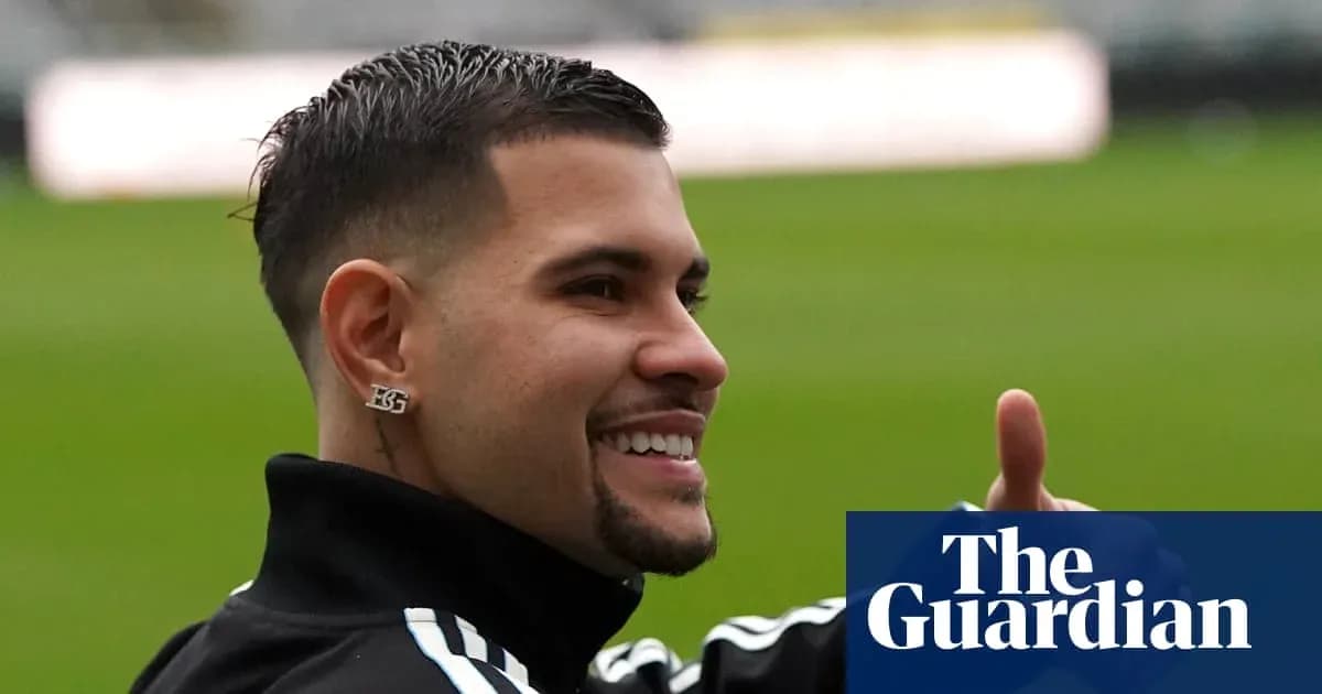 Jugador sonriendo y levantando el pulgar en campo