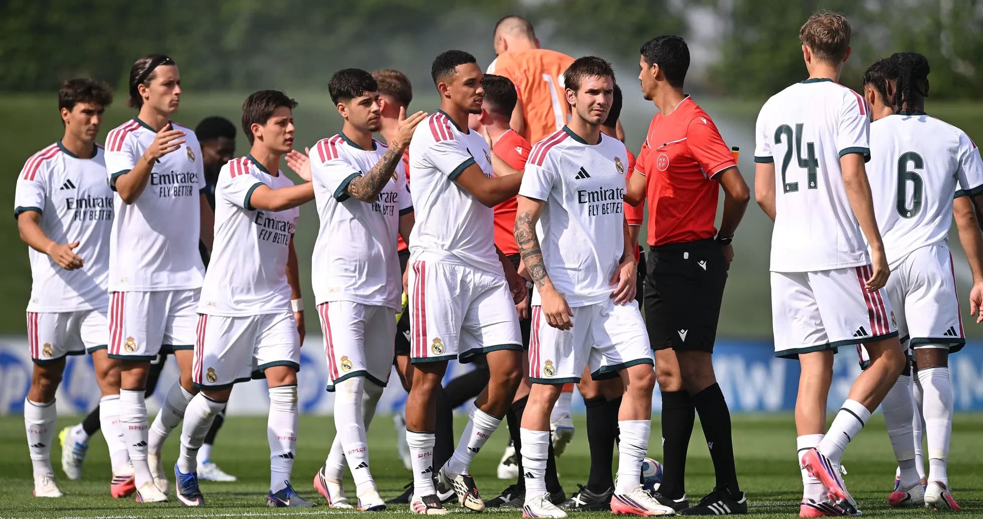Jugadores del Real Madrid saludando al árbitro en el campo
