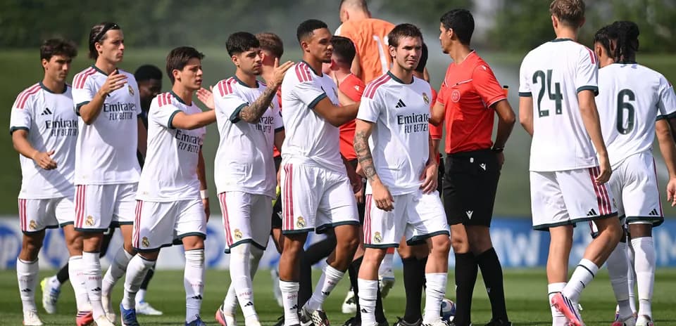 Jugadores del Real Madrid saludando al árbitro en el campo
