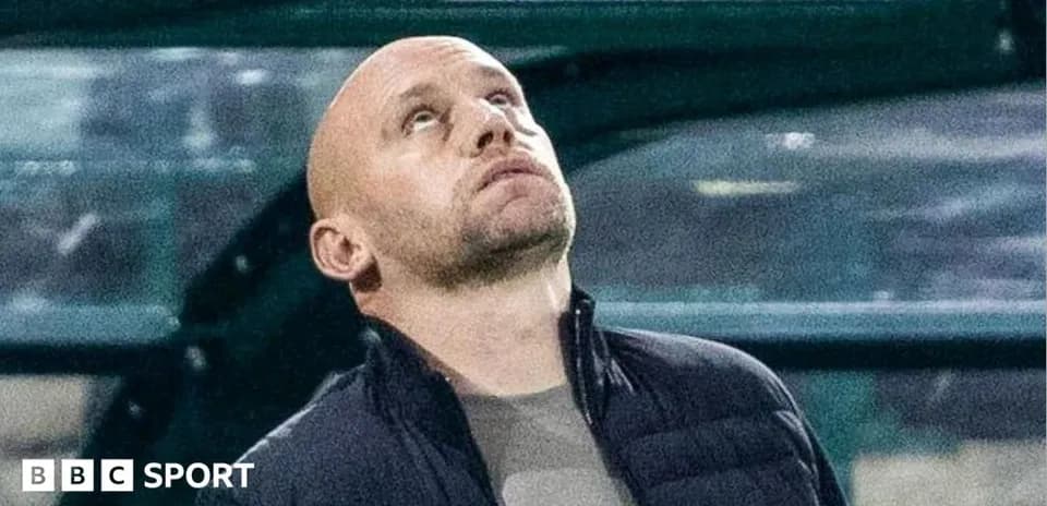 Entrenador observando el juego desde la banca