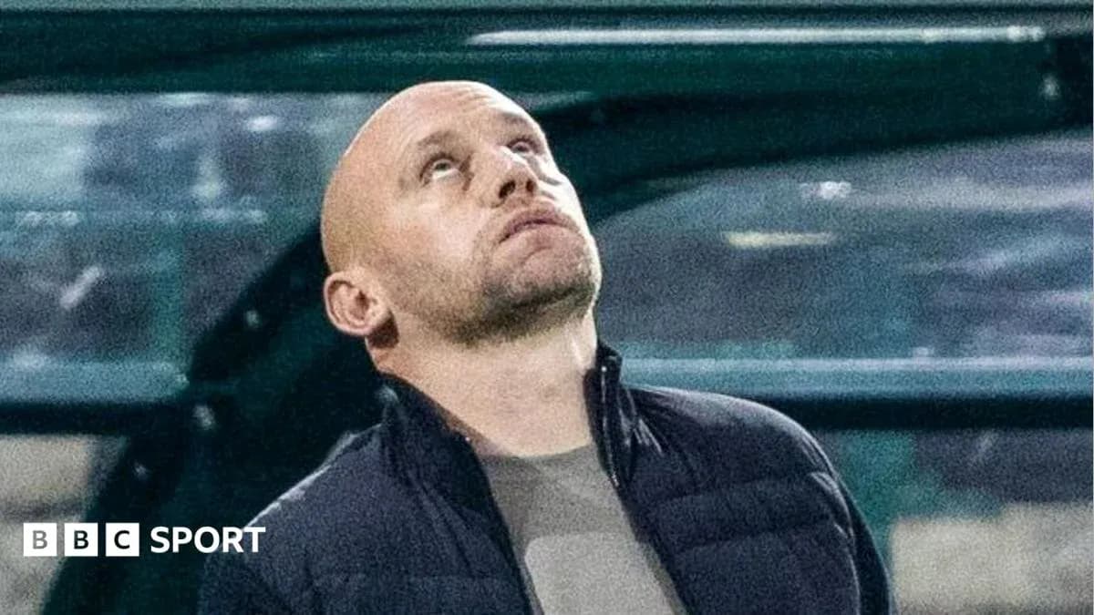 Entrenador observando el juego desde la banca