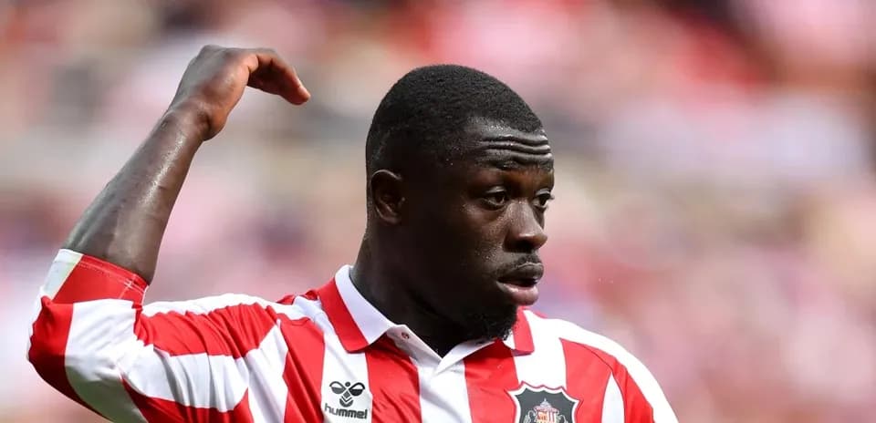 Jugador de Sunderland levantando la mano durante el partido