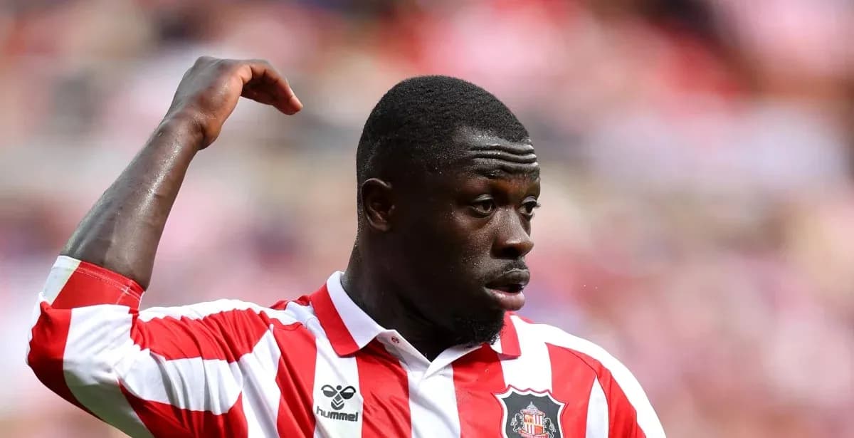 Jugador de Sunderland levantando la mano durante el partido