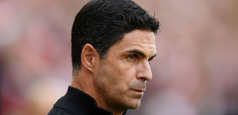 Entrenador observando el partido desde la línea