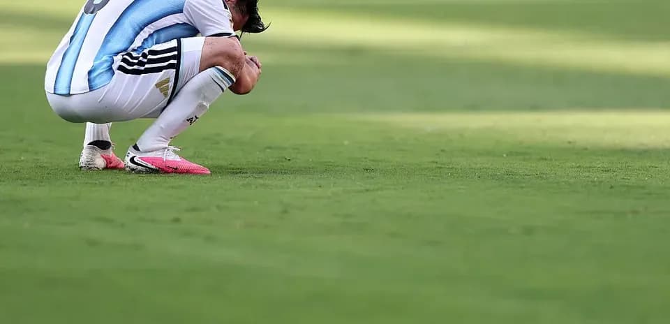 Jugador argentino arrodillado en el césped