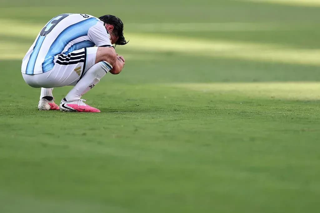 Jugador argentino arrodillado en el césped