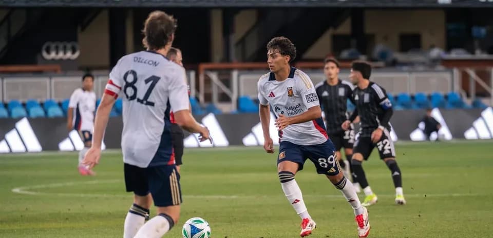 Jugadores de Real Monarchs en el partido