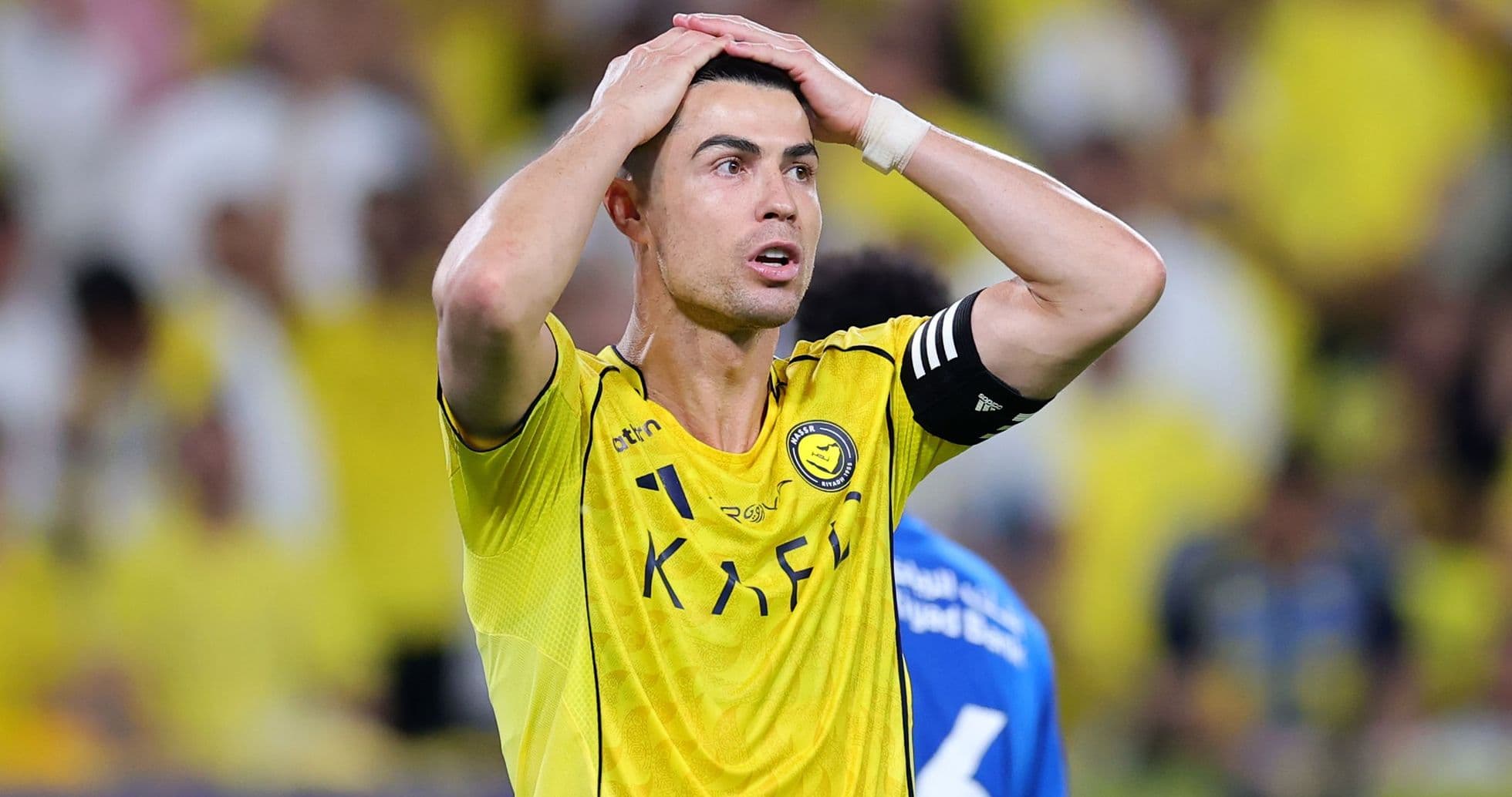 Jugador con camiseta amarilla en gesto de frustración