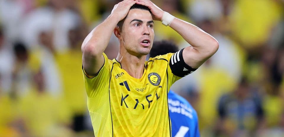 Jugador con camiseta amarilla en gesto de frustración